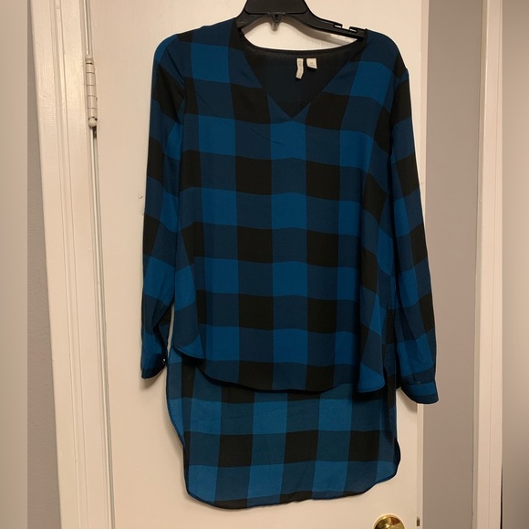 Cato v-neck, black and blue checkered, high-low long sleeve top- women’s M. EUC! - Picture 1 of 2